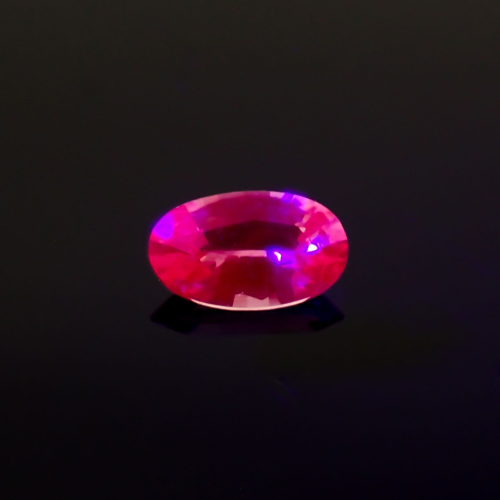 ネオンピンクサファイア スリランカ産 0.24ct / 4.8x2.9mm前後