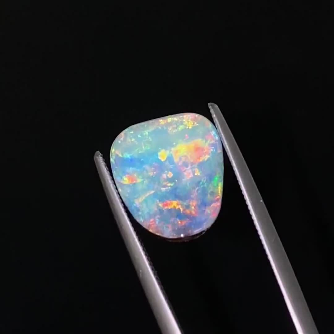 幻想的な七色の光を放つプレシャスオパール | 魅惑の輝きの秘密を解説