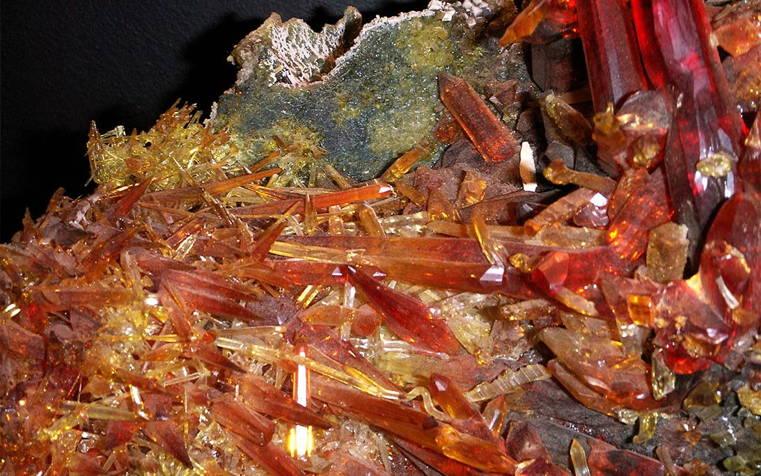 合成石でも希少「ジンカイト」｜炎のような色彩を持つ亜鉛鉱物の魅力や