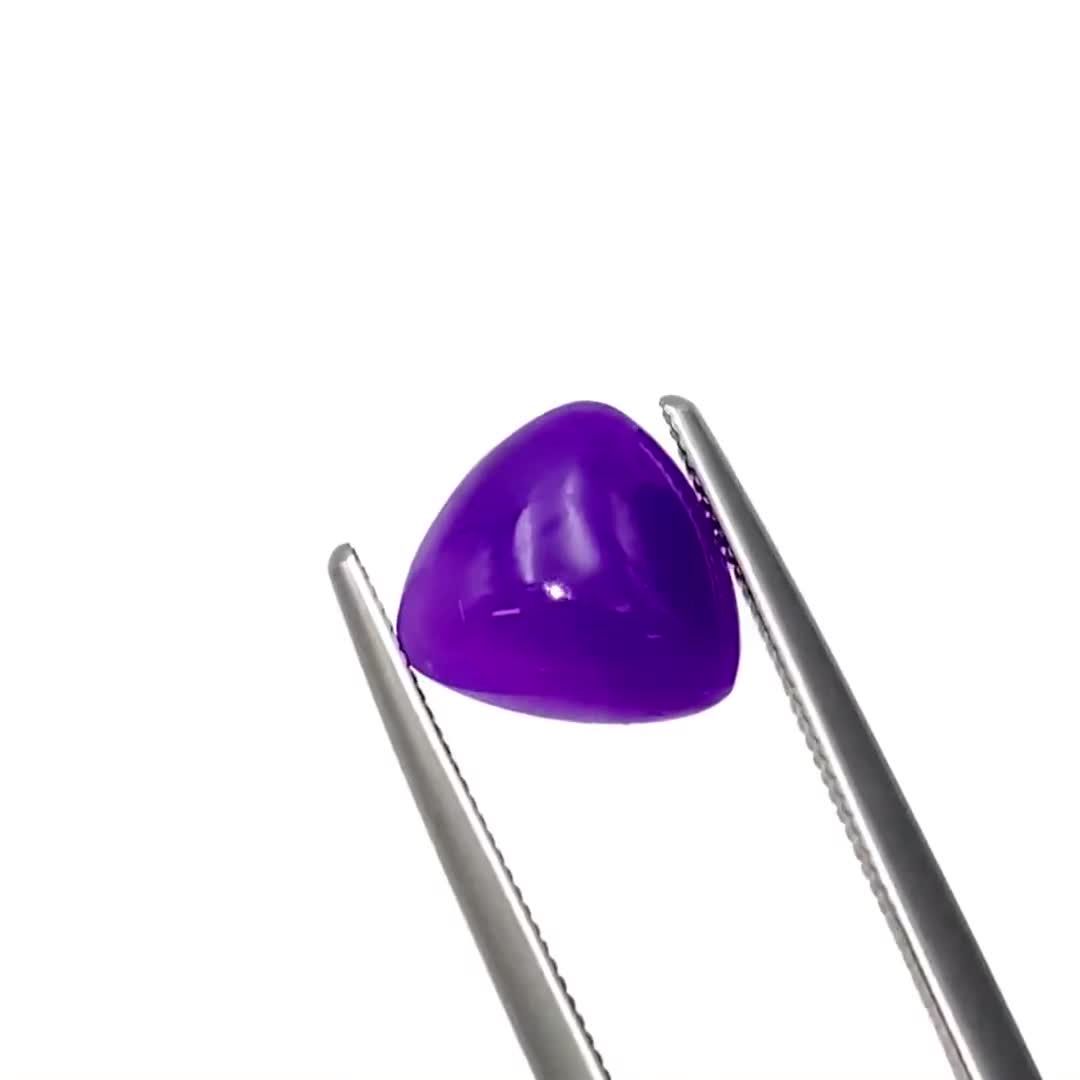 日本発見の希少鉱物・スギライトとは？色の秘密と紆余曲折のストーリー