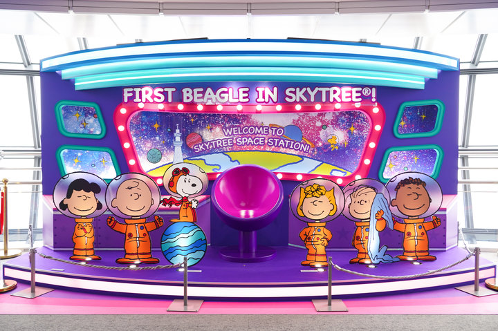 宇宙飛行士のスヌーピーと東京スカイツリーのコラボレーション