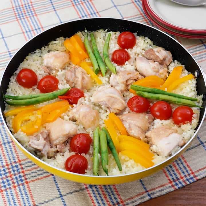 鶏肉たっぷりで作る！絶品チキンパエリアのレシピ | デリッシュキッチン