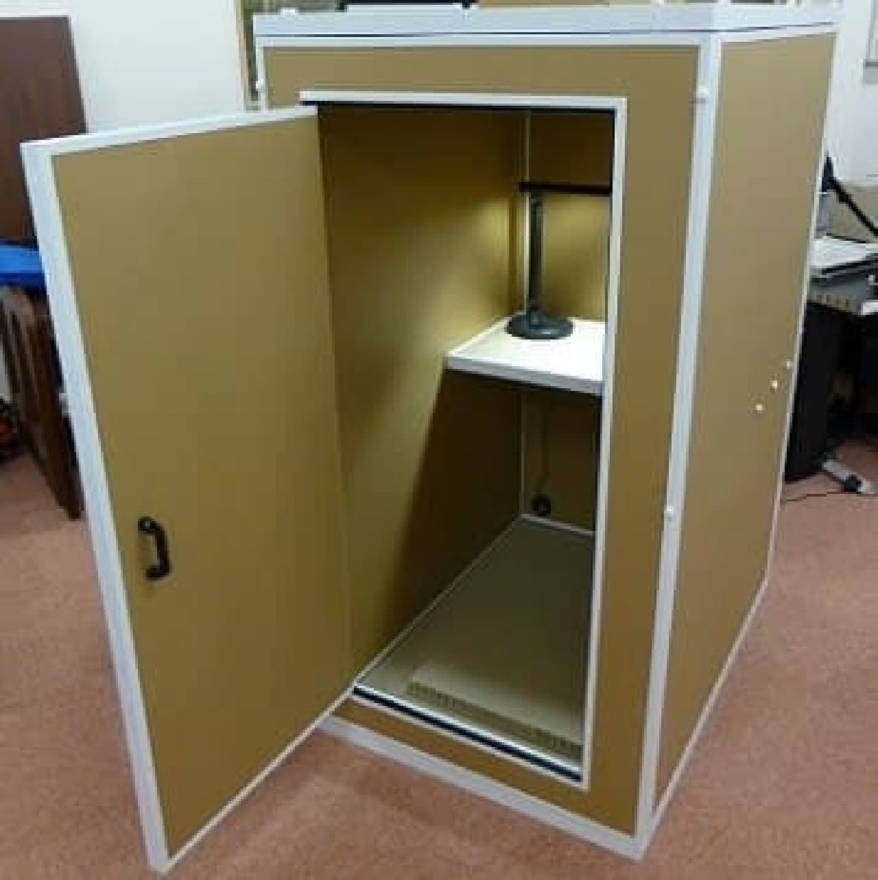 ダンボールの中でひとりぼっち ― 簡易防音室「だんぼっち」に、より