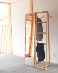 竹馬のようなコートハンガー「TAKEUMA タケウマ」 -テオリ TEORI