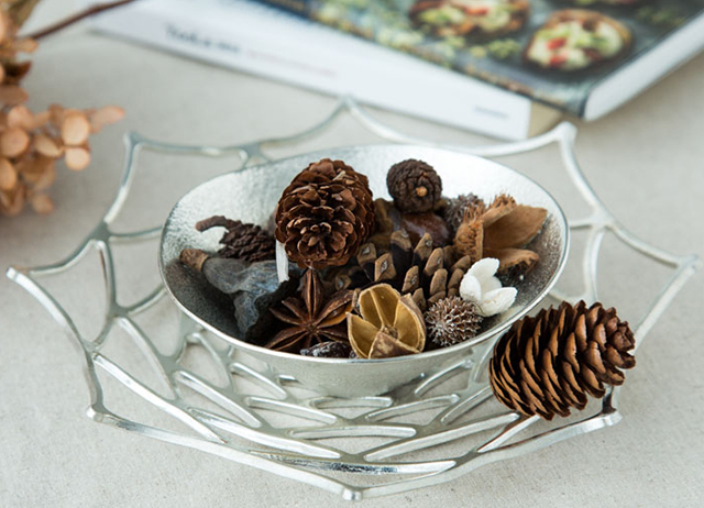 手で自在に変形できる 曲がる錫製の器 KAGO - 能作