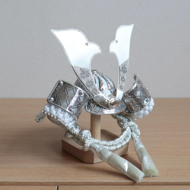 五月人形 ケース飾り 兜 【選べる2種類】彫金七宝兜 ゴールド&シルバー