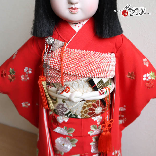 元賀章介作 15号(尺五) 頭師：松乾斎東光 桐塑 本頭 赤色 正絹 手刺繍