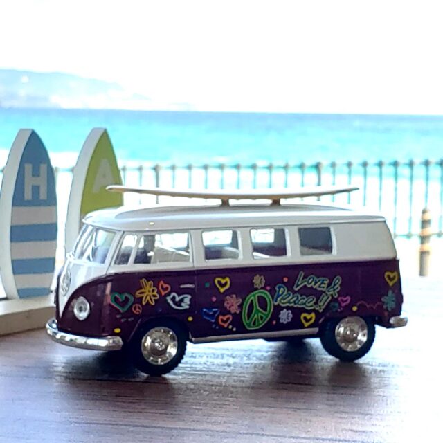 ダイキャストミニカー ワーゲン クラシカルバス プリント サーフボード