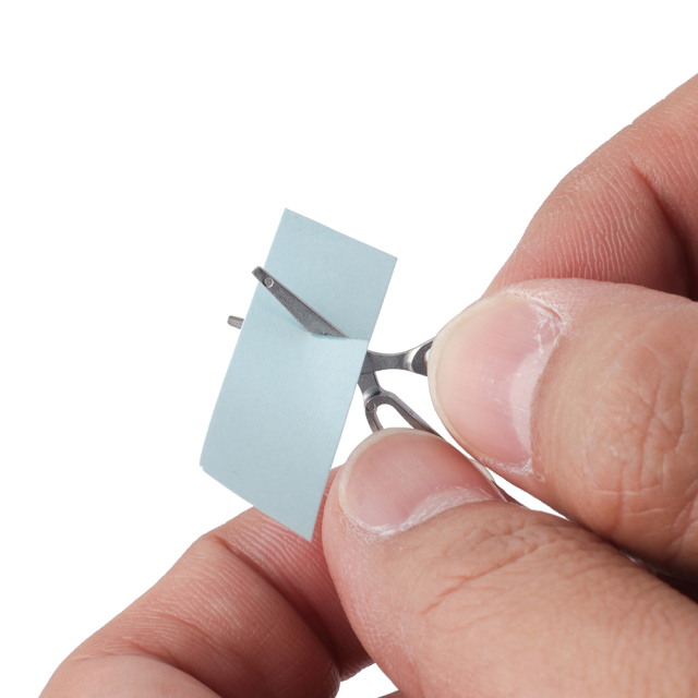 全て本物のように動く11種類のミニチュア工具 が入った「MINIATURE