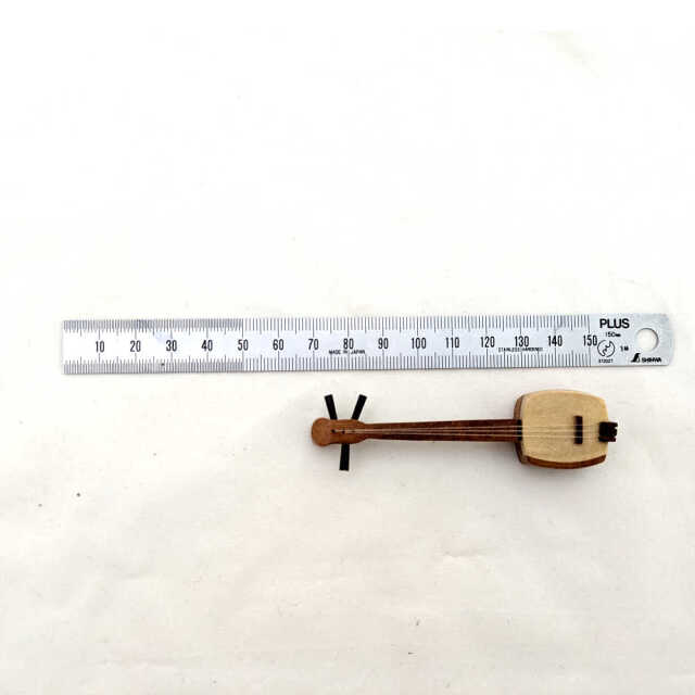 ミニチュア楽器 三味線 1/12 約8cm 台付き 音はなりません