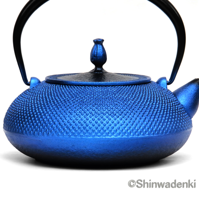 及富 南部鉄器 鉄瓶 平丸アラレ 瑠璃 1.2L Shinwadenki