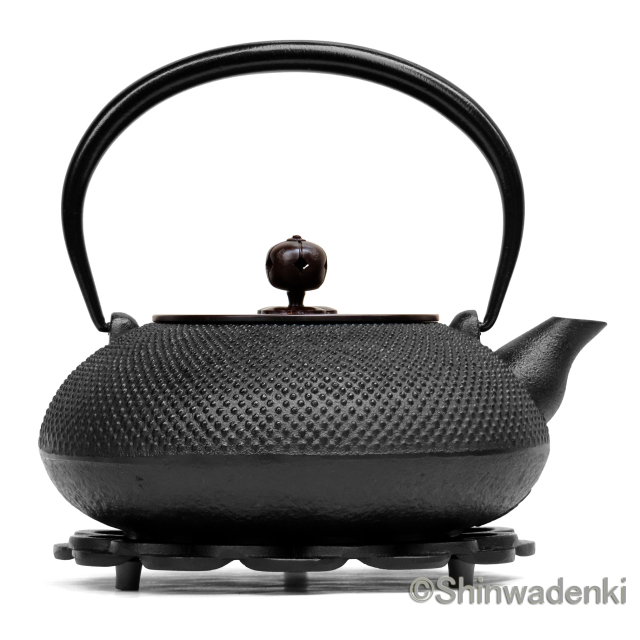 及富 南部鉄器 鉄瓶 平丸アラレ 銅蓋 黒 1.2L Shinwadenki
