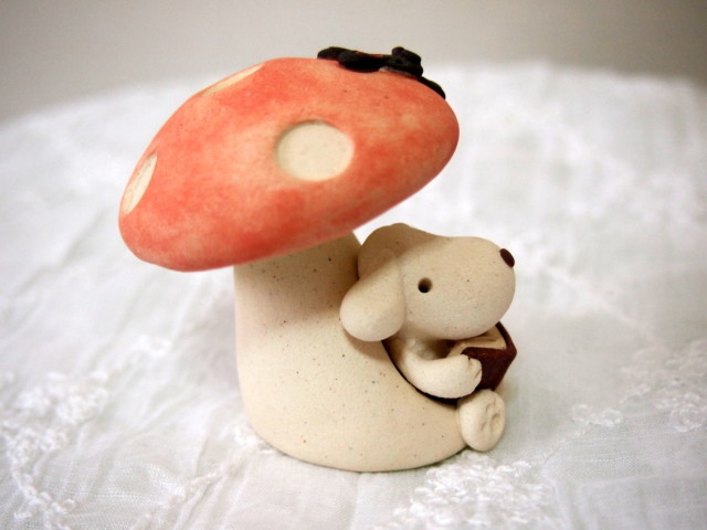 陶器「きのこ椅子で読書」べるく工房