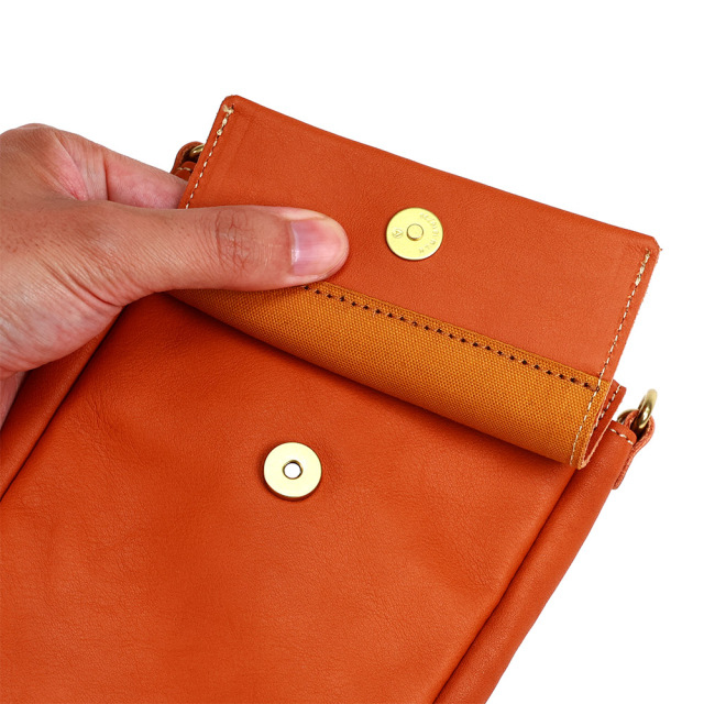 シックスマホショルダー』(全3色)軽量ソフトヌメ/身軽に外出できる軽量