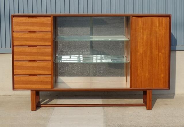 ヴィンテージのガラスキャビネット｜アンバーデザイン