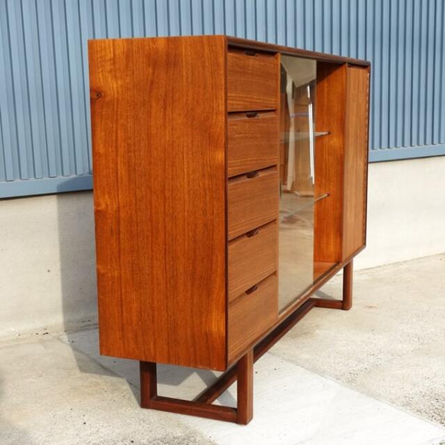 ヴィンテージのガラスキャビネット｜アンバーデザイン