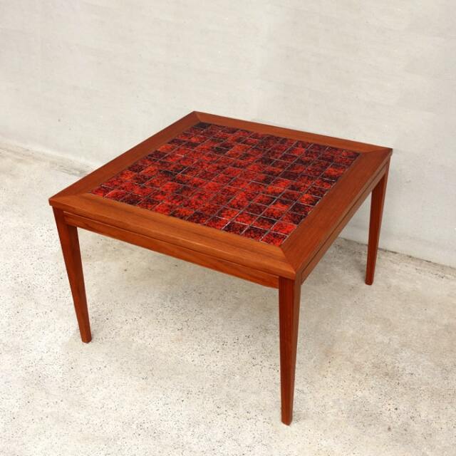赤いタイルのコーヒーテーブル｜北欧家具アンバーデザイン