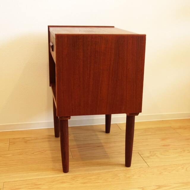 ヴィンテージのナイトテーブル チーク｜北欧家具通販・アンバーデザイン