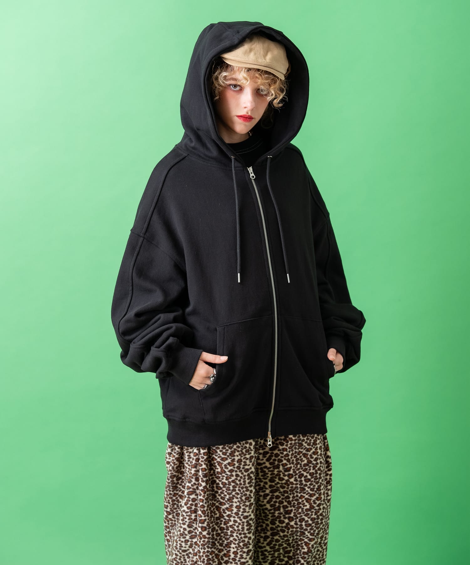 ダブルダーツドレープアームオーバーサイズスウェットジップアップ