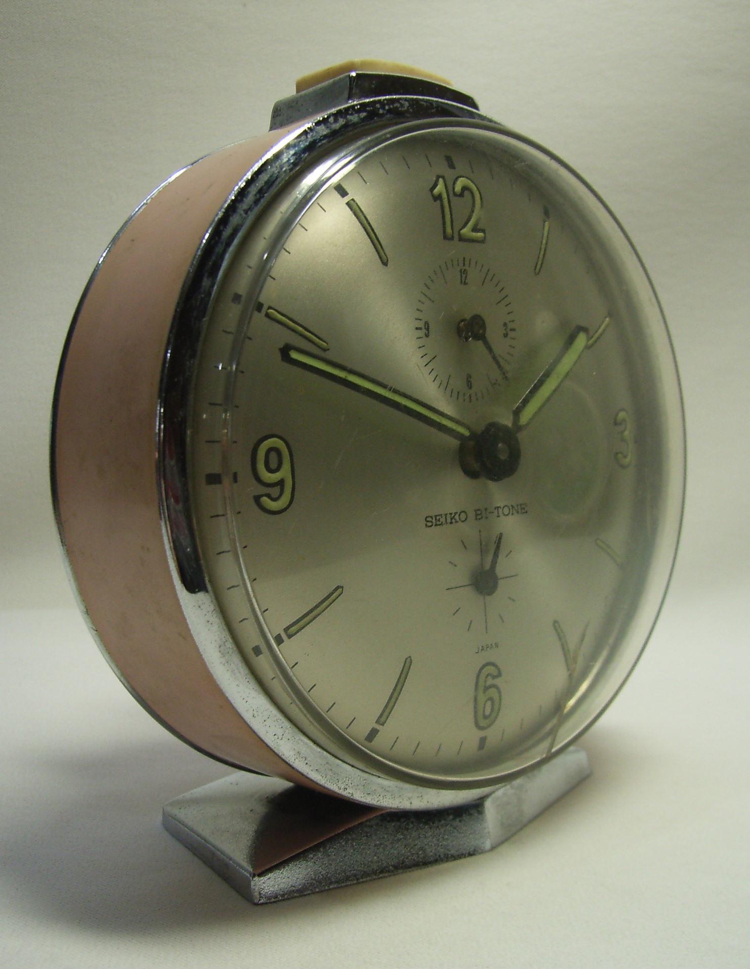 レトロ感あり！セイコー JAPAN 目覚まし時計（薄いピンク） SEIKO BI