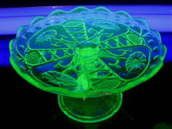 昭和レトロ プレスガラス ウランガラス グリーンコンポート 【AJ0105