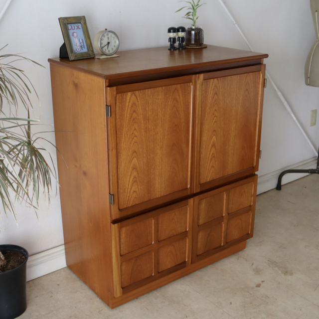 ネイサン（NATHAN）製 リビングにも寝室にも合うキャビネット 商品番号