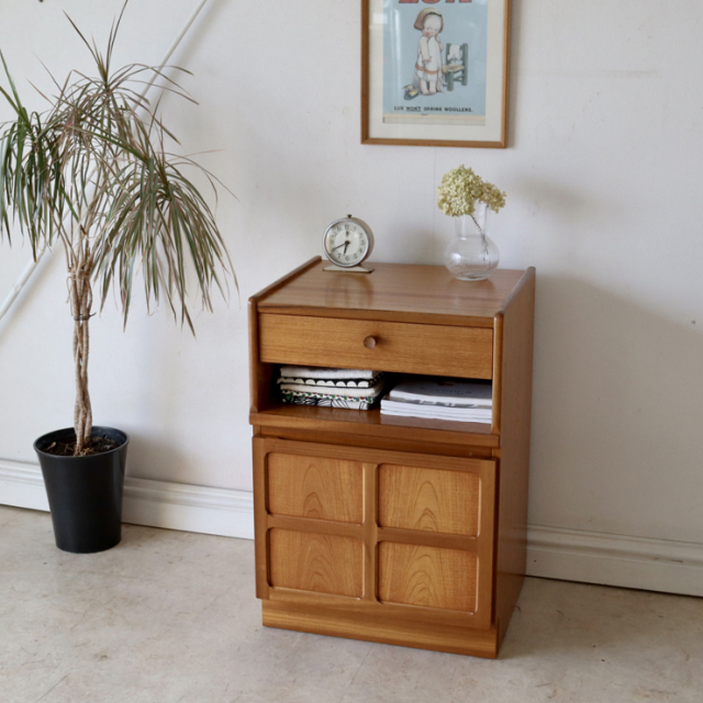 英国ヴィンテージ家具 NATHAN（ネイサン）｜誠実な造りと端正なチーク