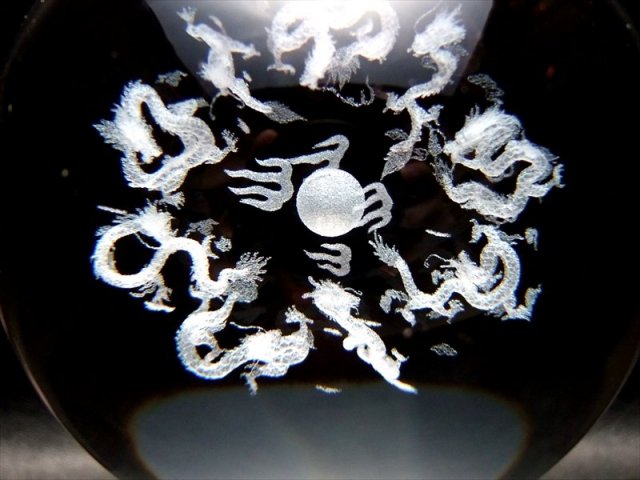 幻想的に浮かび上がった9匹の龍 クリスタルガラス製 人工水晶 レーザー
