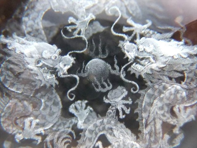 五本爪の双龍 (2匹の龍神) 丸玉 クリスタルガラス製 専用台座付き 直径