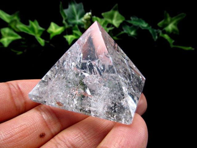 激レア・虹入り レムリアン水晶 ピラミッド置物 高さ約35mm 重さ71g