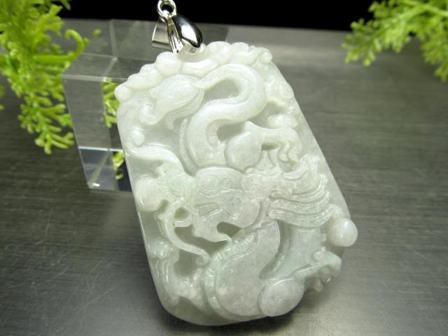ホワイトグリーンジェイド 翡翠 龍彫り ペンダントトップ 石サイズ縦約