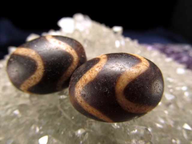 最高級 至純黒朱砂馬蹄痕 水紋虎牙天珠 すいもんこがてんじゅ 全長約