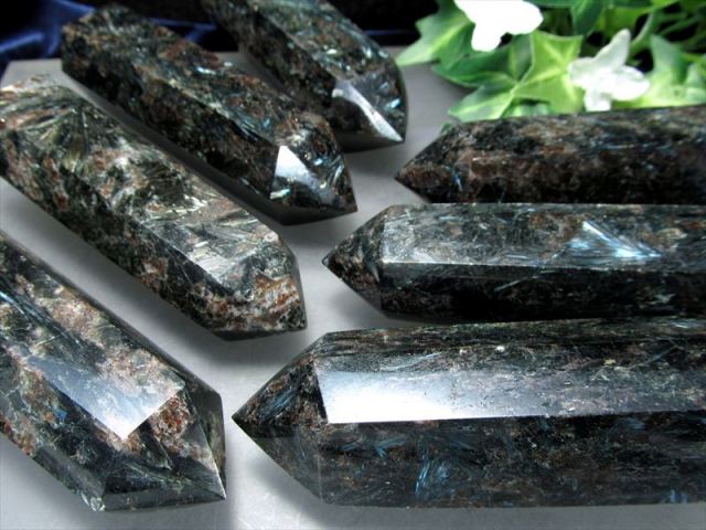 ガーネット入り入荷 ガーネットインヌーマイト 六角柱 ポイント置物 1