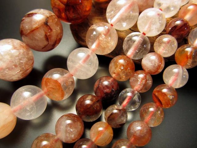 10mm珠 天然レッドクリスタル レッドガーデン、レッドファントム入り