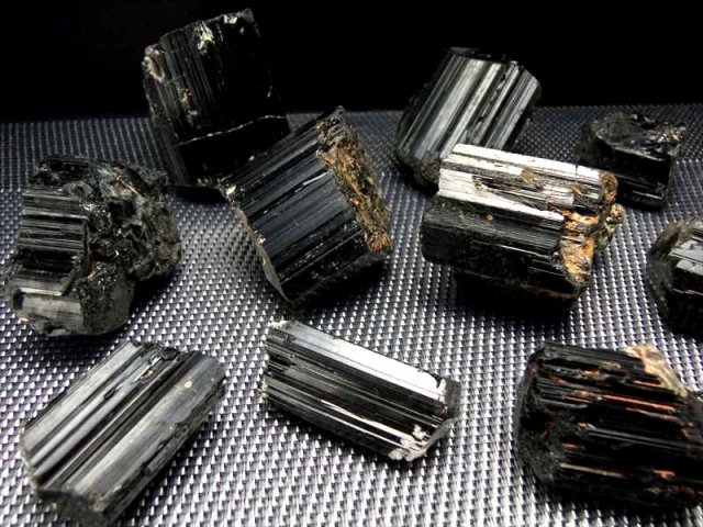 1個売り ブラックトルマリン 電気石 結晶 原石 重さ 120g-140g 心身を