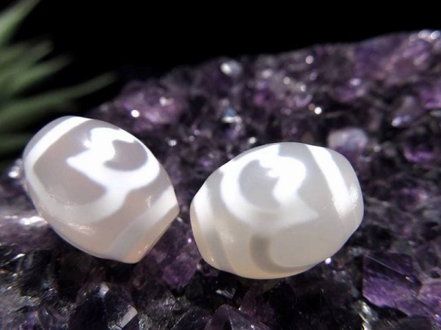 純真ホワイトカラー 水蓮花天珠 すいれんかてんじゅ 縦サイズ:約15mm