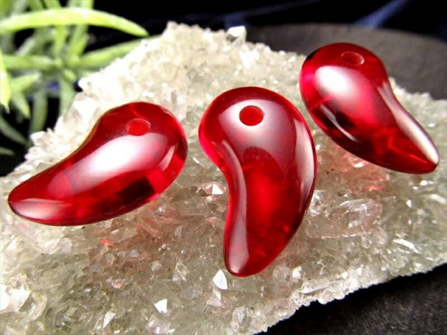 1個売り バルティックアンバー(天然琥珀) 勾玉 レッドカラー 縦約24mm