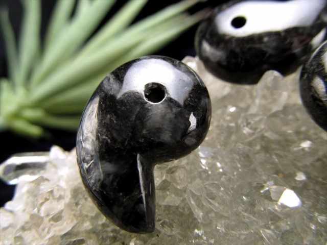 希少色 黒翡翠(ブラックジェイド) 勾玉 縦約22mm-24mm×横約14mm-17mm 1