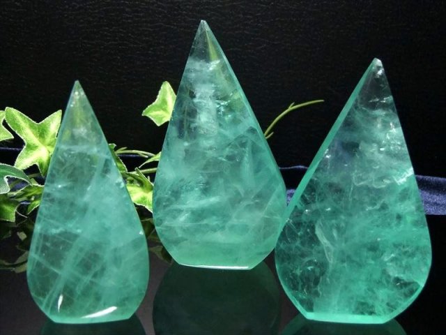 蛍光 エメラルドグリーン フローライト しずく型 置物 石の重さ 170g