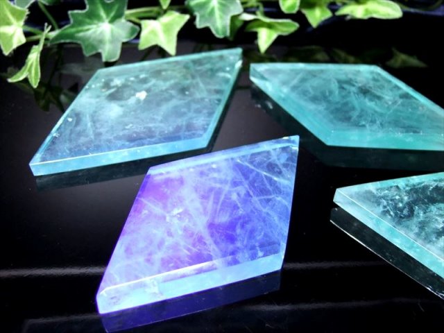 ゴールドカラーの12星座の台座付き 蛍光 エメラルドグリーンフロー