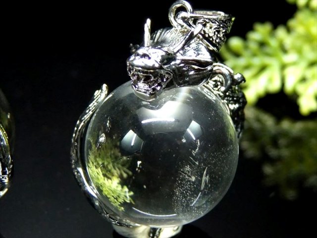 シルバー 天然水晶を抱えた龍 ペンダントトップ サイズ：縦約30ミリ