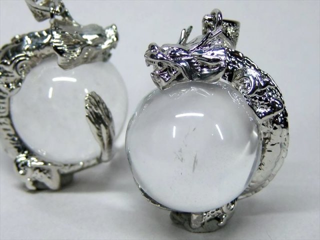 シルバー 天然水晶を抱えた龍 ペンダントトップ サイズ：縦約30ミリ