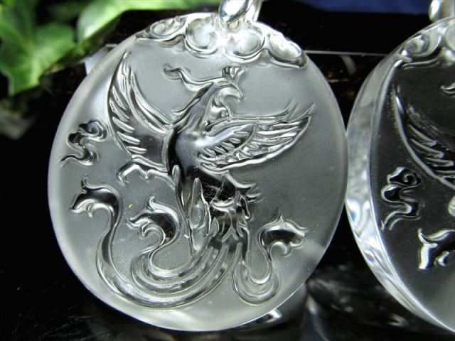 ○吉祥の霊鳥【天然水晶 鳳凰彫り ラウンド型 ペンダントトップ】1個