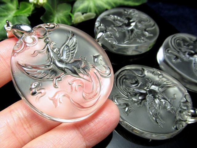 ○吉祥の霊鳥【天然水晶 鳳凰彫り ラウンド型 ペンダントトップ】1個