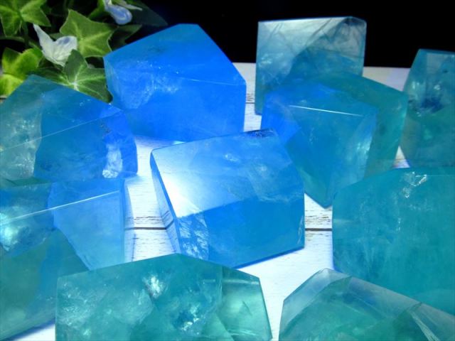 抜粋鑑別済み 高発色 ランダムカット 蛍光フローライトポリッシュ 置物