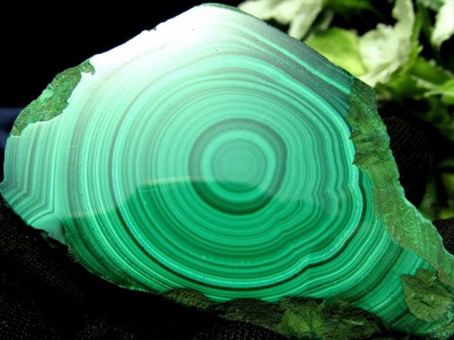 1個売り マラカイト プレート原石 重さ約70g-80g 美麗繊細模様 深みの