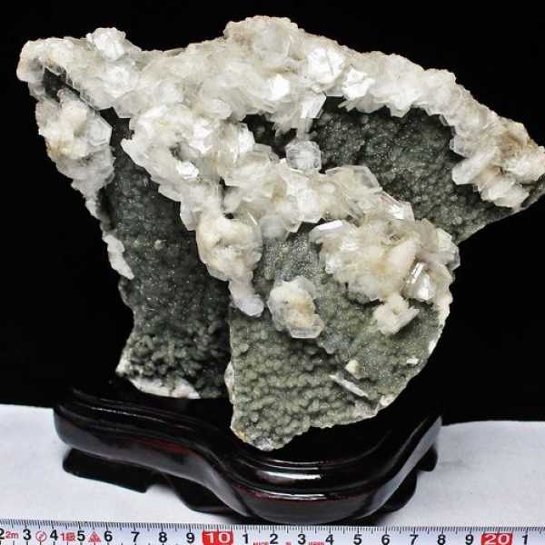 2.4Kg カルサイト共生水晶 原石[T768-210]