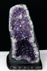 アメジストドームの年間取扱い量10,000本以上の誠安天然石専門店