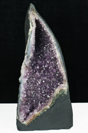 アメジストドームの年間取扱い量10,000本以上の誠安天然石専門店