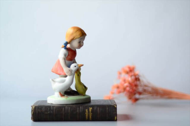 ドイツから アヒルと女の子 陶器フィギュア Goebel Hummel フンメルを